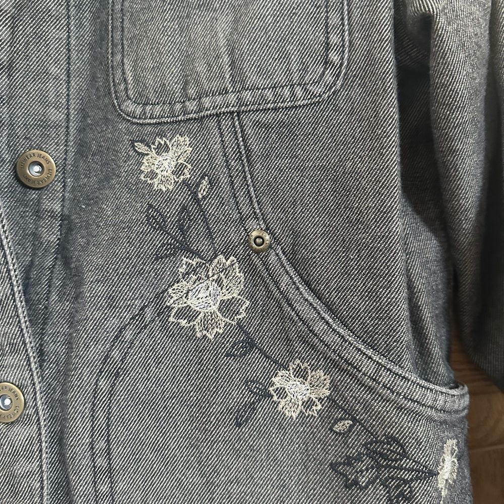 Liz Claiborne BLACK 1990s DISTRESSED EMBROIDERED FLORAL DENIM JACKET, Small - Picture 4 of 10